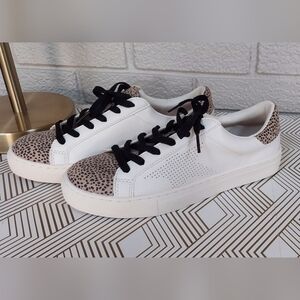 Universal Thread Women's Cadey Lace-up Sneakers